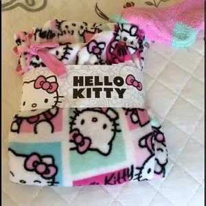 Hello Kitty meisjes pyjamaset, set van 2 | Blauw en roze Kitty-witte grafische top met korte mouwen en pyjamabroek met lange pijpen | Kinderkitten-personage met all-over print nachtkleding Sanrio